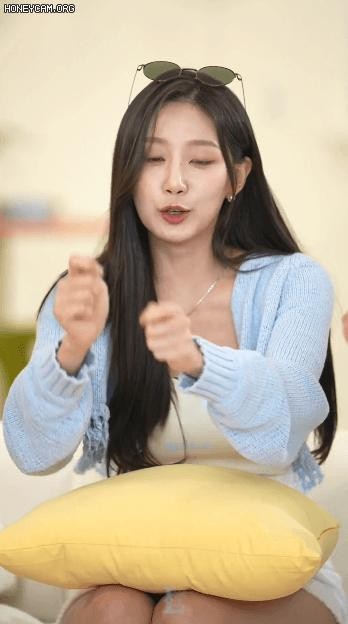 Lovelyz's Ribbed Sleeveless Jeans Good-looking Ye-In Lim Nayoung - Befriends