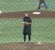 Japanese actress imitating Hideo Nomo's tornado pitching form