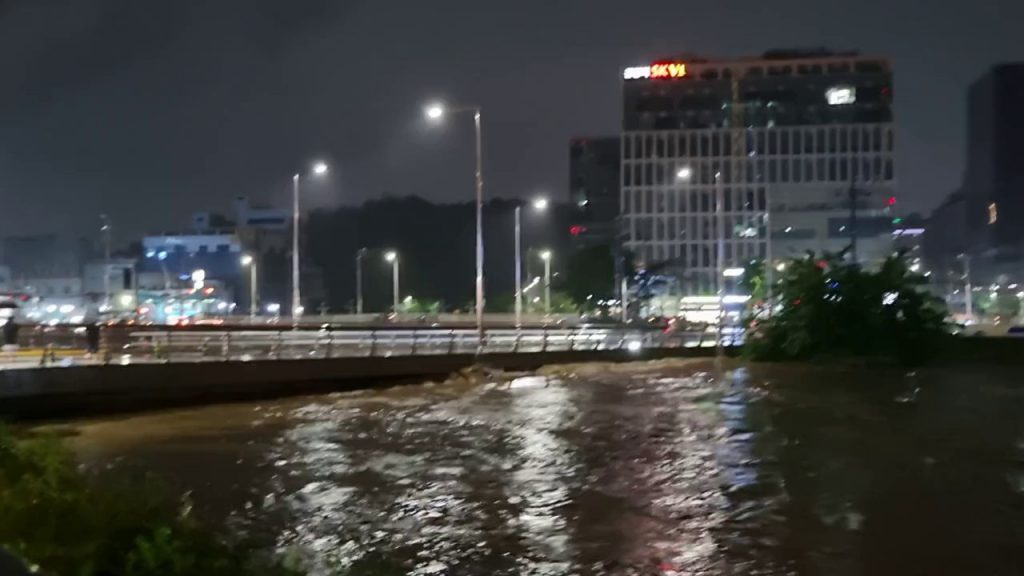Anyangcheon Stream is about to overflow near Geumjeong Station on SOUND 1