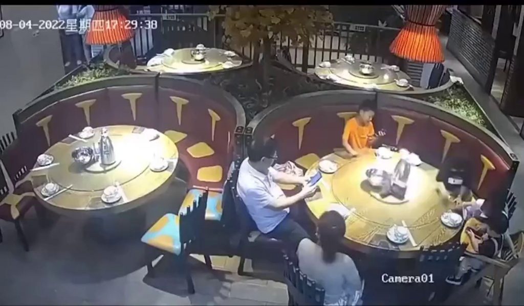 SOUND Why do Chinese people always mess around when they go to restaurants?