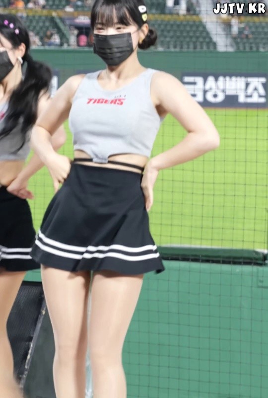 Gray sleeveless Lee Da-hye cheerleader