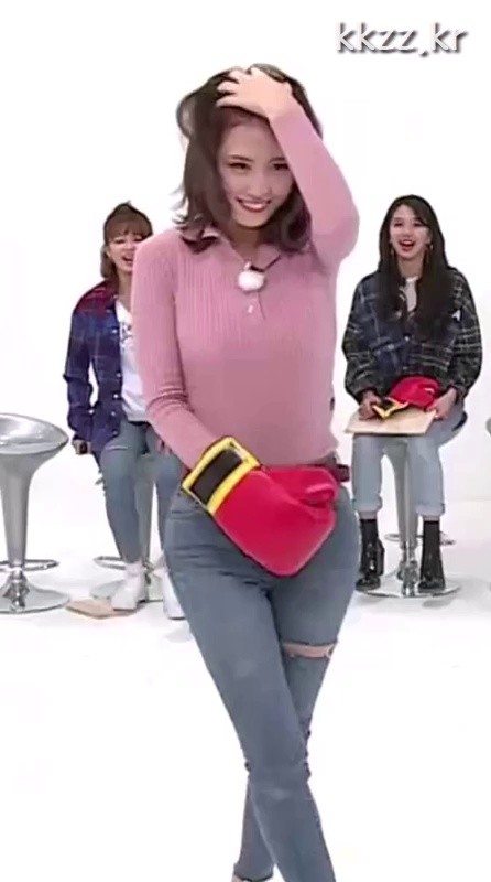 A ribbed and jeans combination. TWICE MOMO