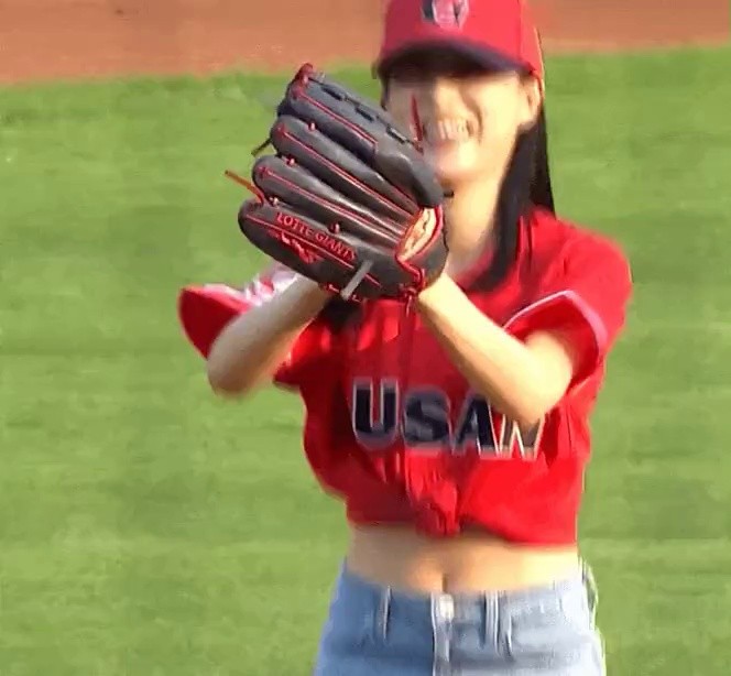 B.V girl Yuna went to throw the first