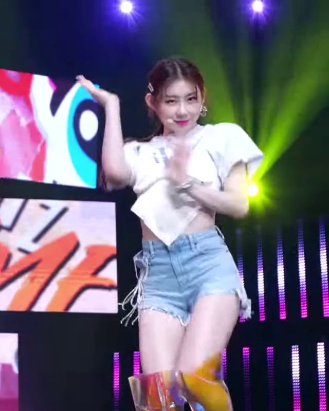 Plastic boots Thick thighs ITZY CHAERYEONG