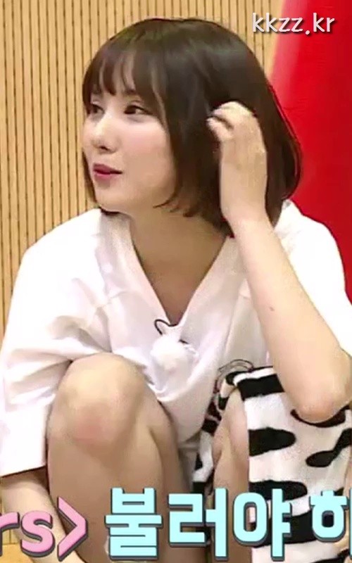 Eunha used to rub her thighs during GFRIEND