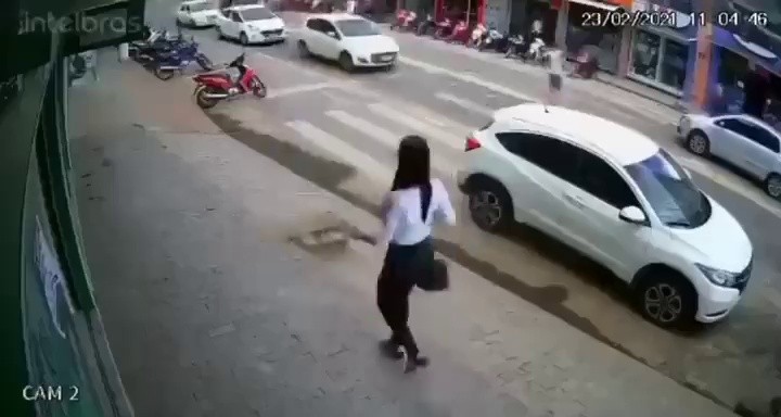 (SOUND)Why do you often see women wearing ankle brace on the street? Feat. The danger of high heels