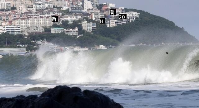 The level of waves in Haeundae during the typhoon