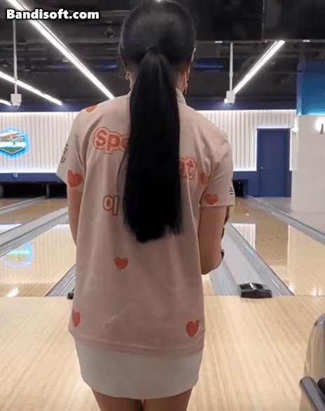 a bowling lady