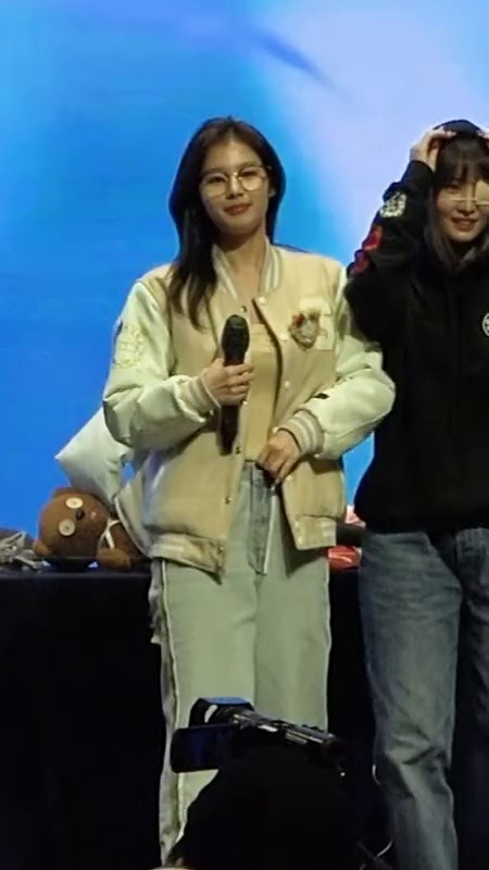 SANA wearing a ribbed sleeveless shirt at yesterday's fan signing event
