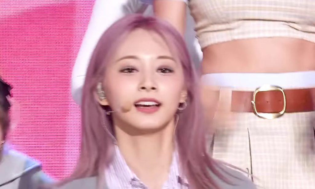 TZUYU of TWICE, the size of a palm, purple, super-mini, dizzy hips, honey thighs. - "Show! Music Core"