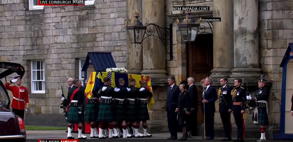 Breaking news Queen Elizabeth enters Edinburgh Castle