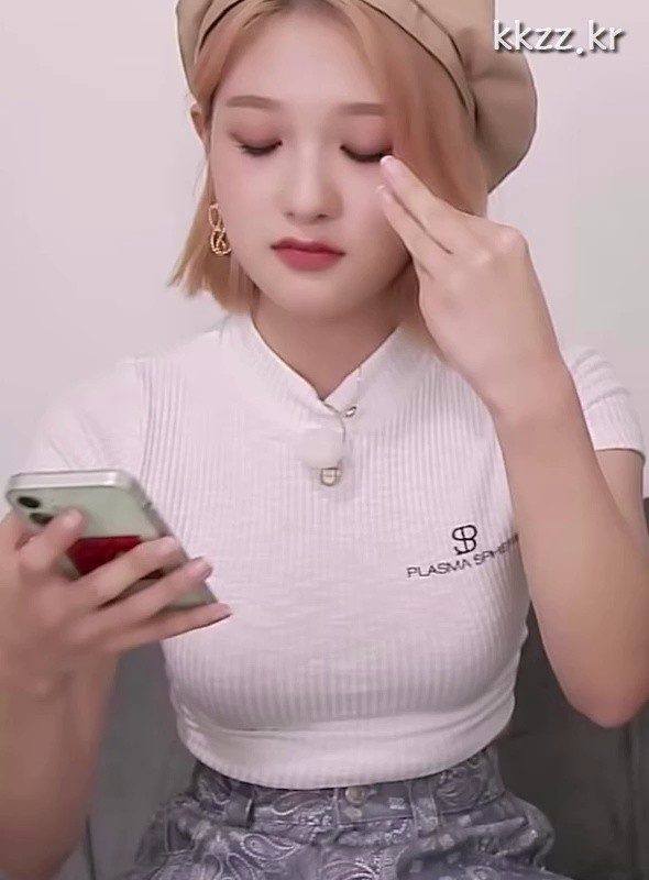Sticky crop t-shirt. Fromis_9's Lee Seoyeon