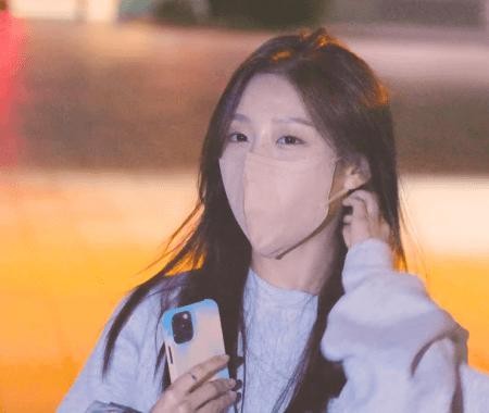 LOVELYZ Jeong Ye-In hesitates to put her mask down because she doesn't like her face