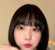 (SOUND)Eunha closes her left eye and pokes her right cheek. mp4