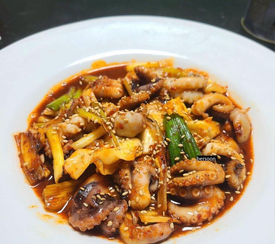 Stir-fried webfoot octopus and soju