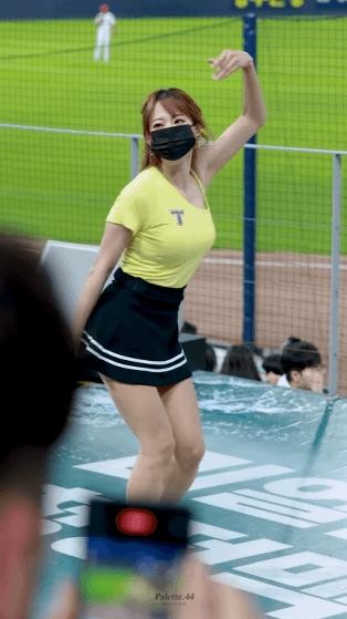 Kim Hanna, cheerleader