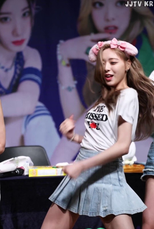 YUNA has a white T-shirt and a tennis skirt at the fan signing event
