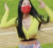 Cheerleader Jang Eun-yu, yellow cardigan, chest bone