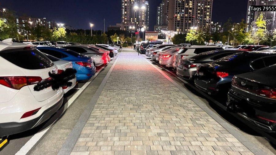 The parking lot of Songdo Hyundai Outlet is full