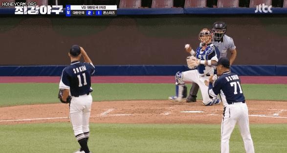pitching speed 155km catcher's point of view gif