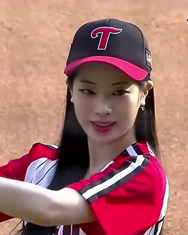 TWICE DAHYUN's jeans fit throwing the first pitch