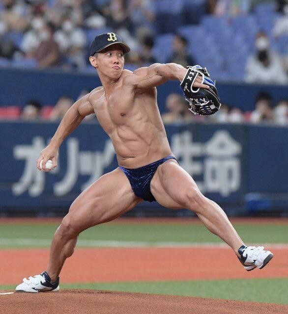 The first pitch with only Japanese model underwearShaking