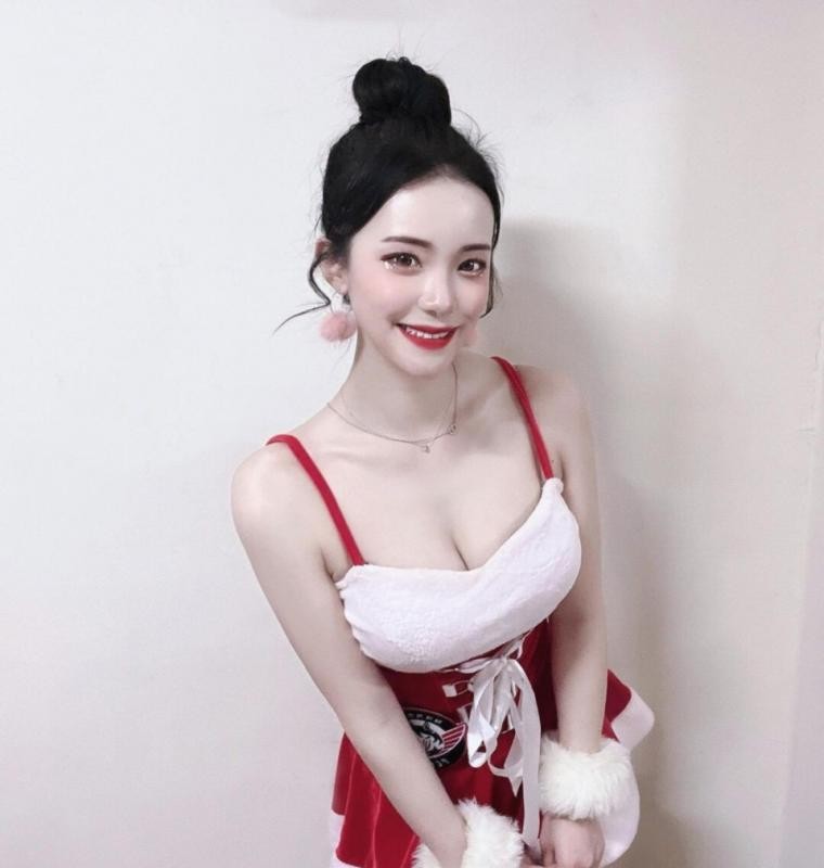 Lee Da-hye's costume play, Santa Bikini, pigtails