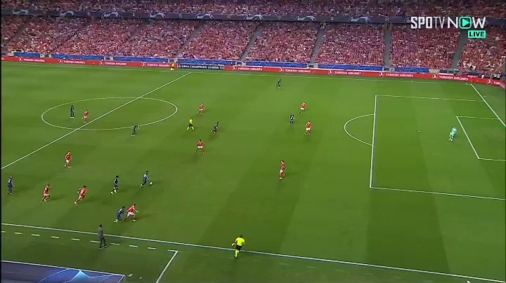 Benfica vs PSG Messi fantastic first goal Shaking
