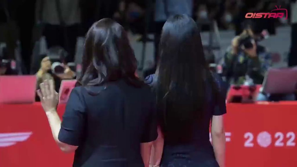 (SOUND)Kim Yoojung came out pretty on the red carpet at the Busan International Film Festival