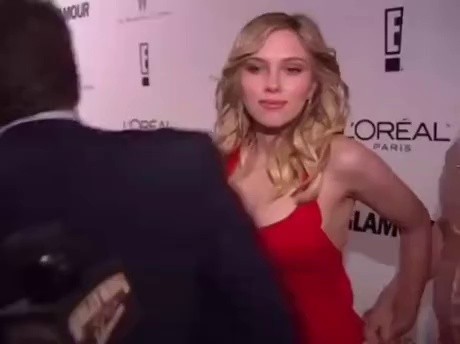 (SOUND)Woman Who Disappears Behind Scarlett Johans
