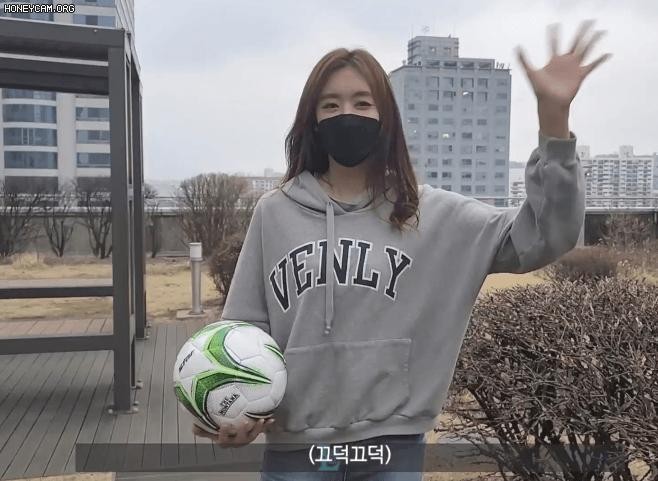Nam Yu-jin Weather Caster Soccer Ball Lifting Squeeze