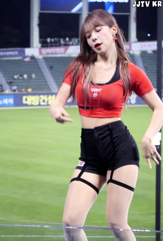 Lee Da-hye without mask, cheerleader red close-up T-shirt
