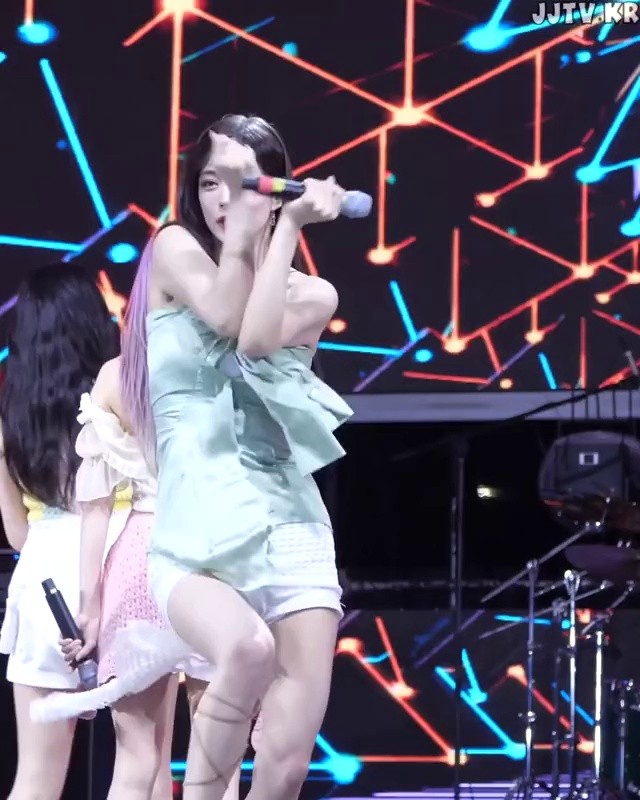 tied off-solder tight shorts ax fit fromis_9 Lee Chaeyoung