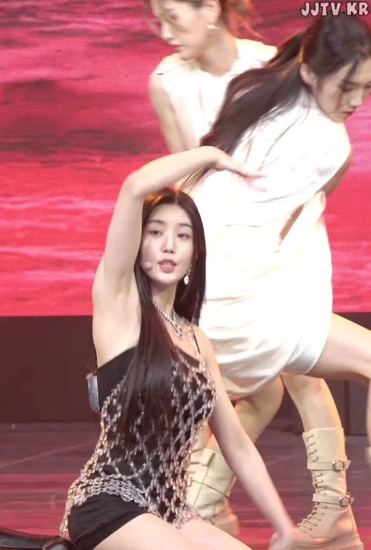 Chain chain strap slip Kwon Eunbi