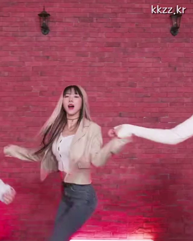 DREAMCATCHER Yoohyeon is skinny but has a good fit with jeans