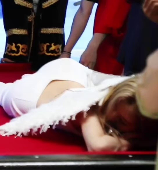 YUNA looks like blonde in ITZY's music video