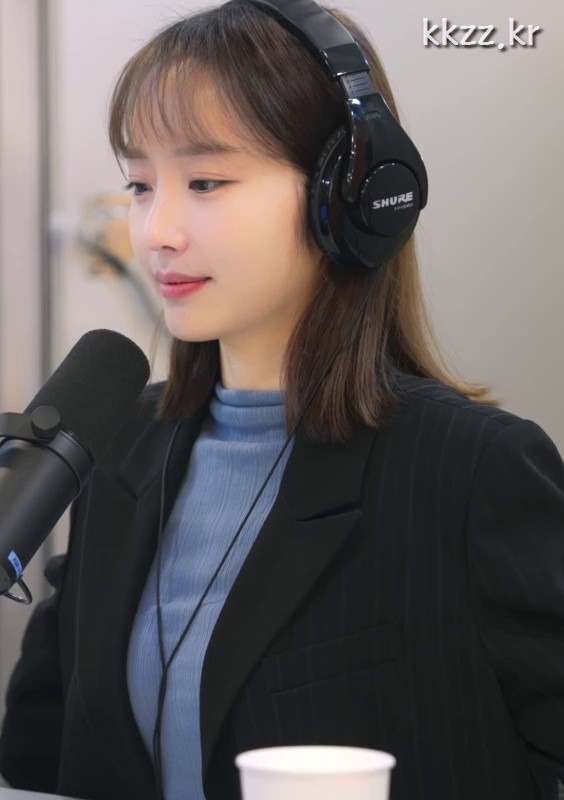 Yoon Taejin is wearing announcer headphones