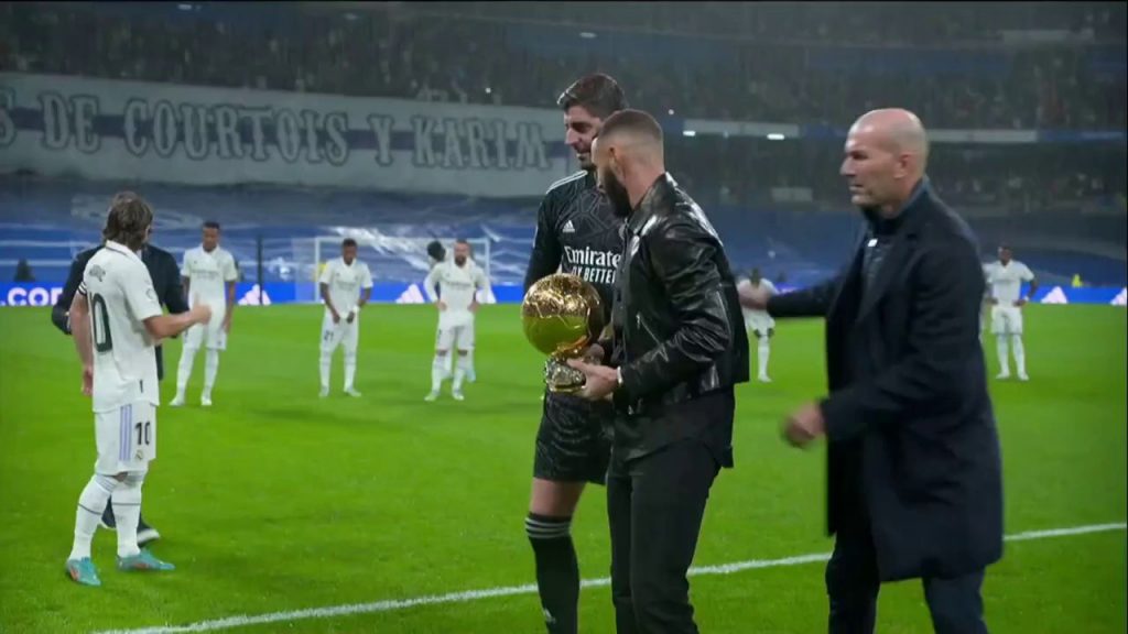 (SOUND)Real Madrid vs Sevilla Zidane and Modri에게 are handed the Ballon d'Or