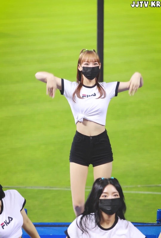 FILA T-shirt tied to the front, cheerleader Jung Hee-jung