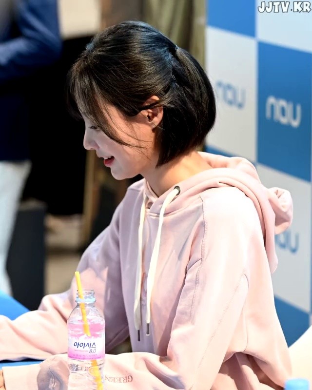 Former MOMOLAND Yeonwoo who is handsome at the fan signing event