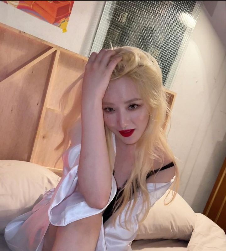 Shuhua looks sexy after dying her hair blonde