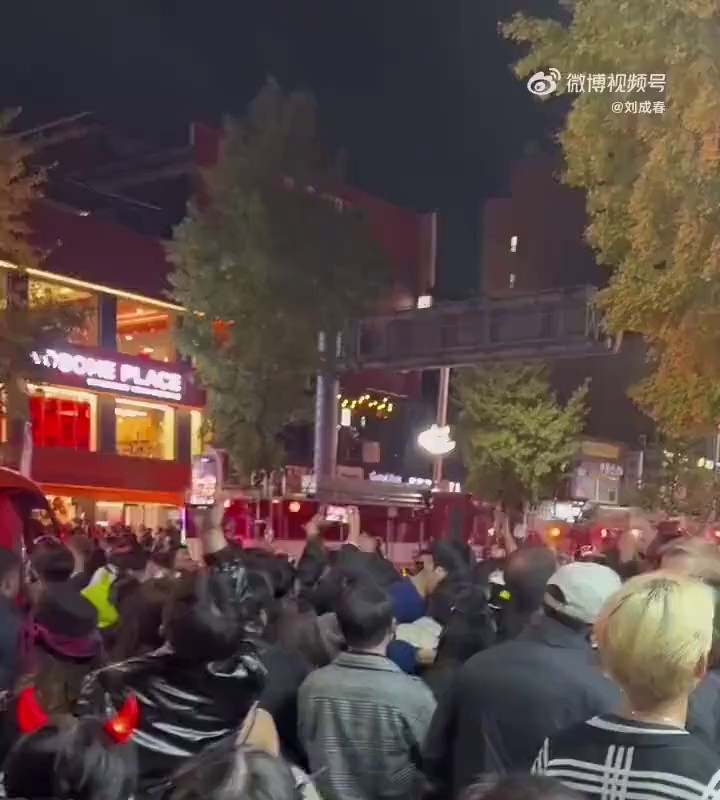 (SOUND)This is another video of me dancing next to an ambulance in Itaewon