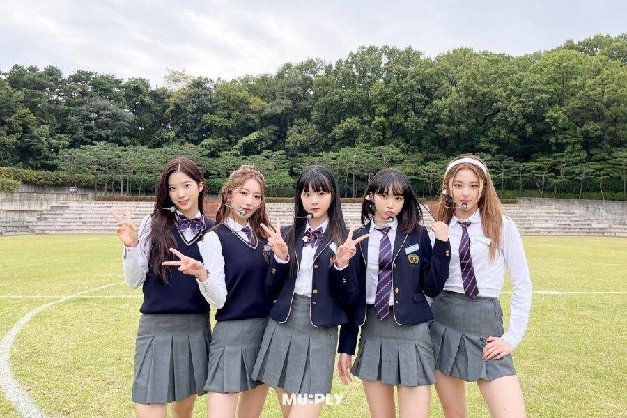 Girl group with an artistic uniform fit