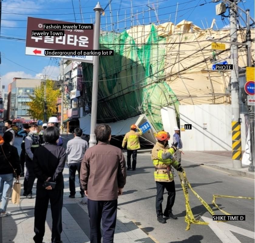 The safety fence tilted during the demolition of Dong-A Department Store's main branch...a passerby