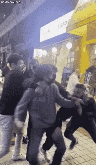 A street fight on the day of the Itaewon disaster.gif