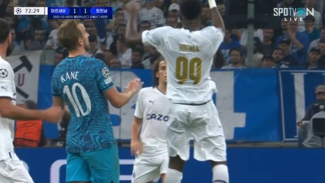 Marseille v Tottenham Kane hits Mbemba in the face