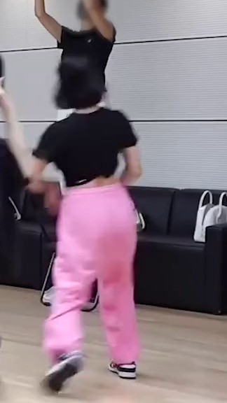 JIHYO of TWICE, wearing pink sweatpants for dance practice