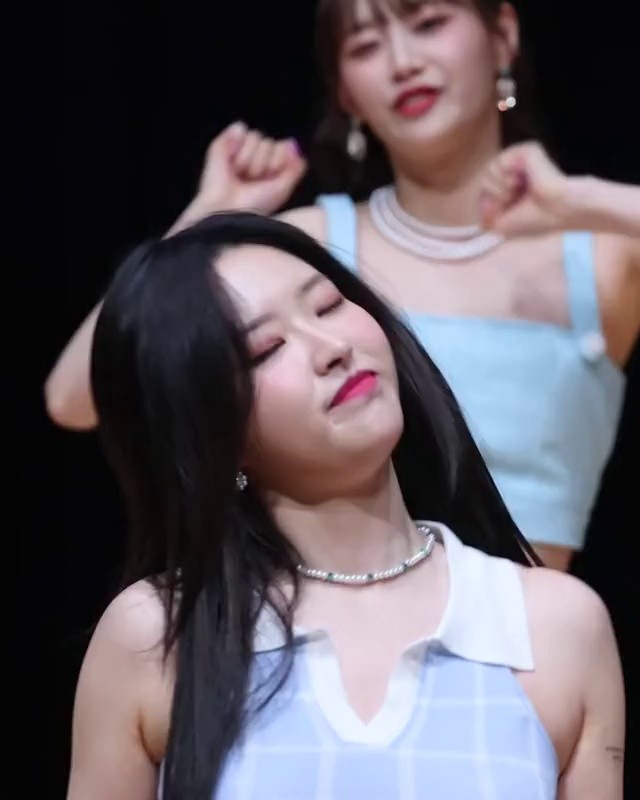 Olivia Hye with a straight line on her chest