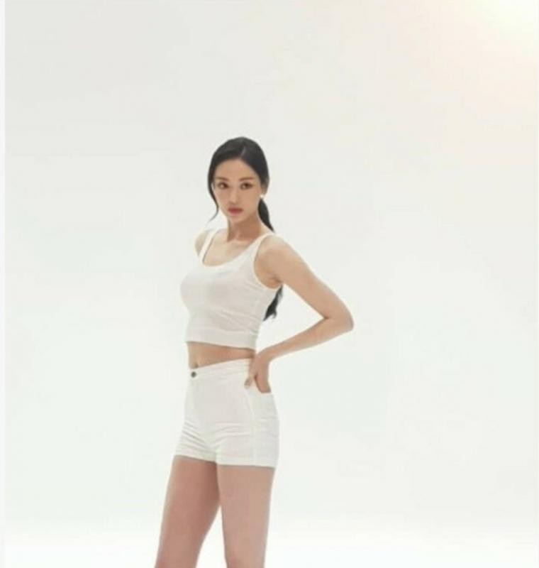 Lee Dahee is 176cm tall and has a proportion of 9