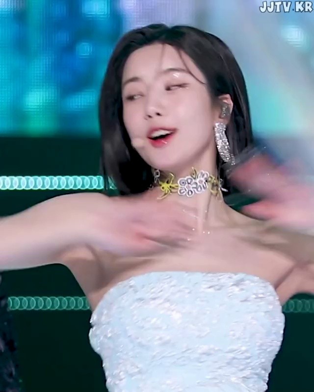 Other off-shoulder dress smooth armpit Kwon Eun-bi